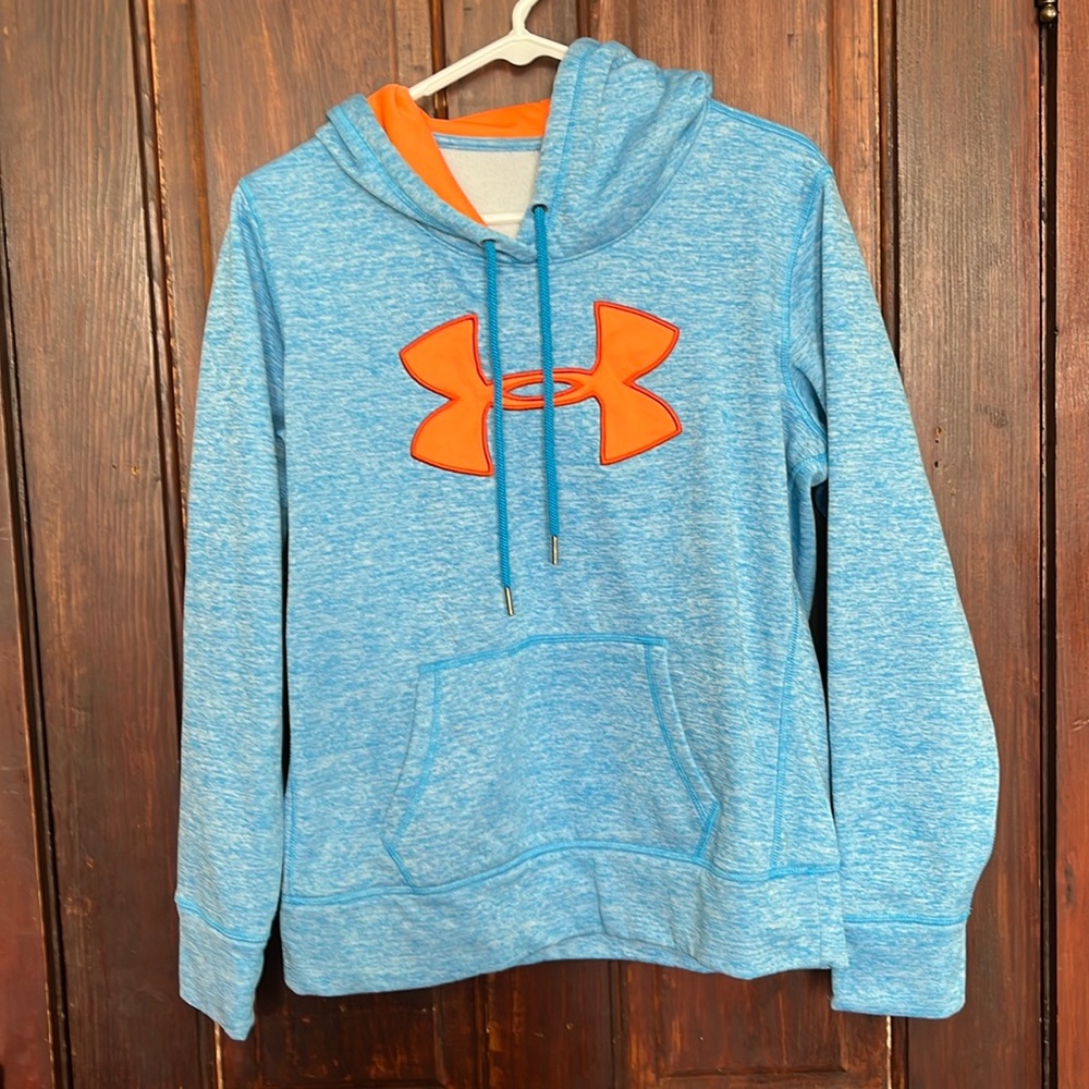 Under Amour hoodie 
Pre-owned /great condition 
no stains or holes
size S